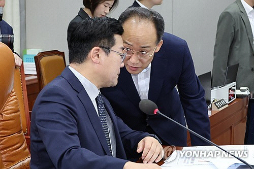 국회 운영위원회 위원장인 더불어민주당 박찬대 원내대표와 위원인 국민의힘 추경호 원내대표가 25일 오전 서울 여의도 국회에서 열린 운영위 전체회의에서 대화하고 있다. /연합뉴스